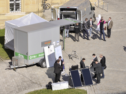 <p>
Der mobile Teststand für Solarmodule von MBJ dominierte beim PV-Symposium 2014 den Innenhof des Klosters. Er dient der Qualitätssicherung von Solarparks im Feld.
</p>