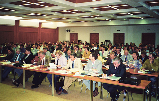 <p>
</p>

<p>
Als das PV-Symposium startete, wurden viele Zeitschriften noch mit Bleilettern gesetzt. Und Fotos entstanden mit Farbfilmen, kein Vergleich zur Qualität heutiger Digitalbilder. Hier eine Aufnahme vom Anfang der 90er-Jahre.
</p> - © Fotos: OTTI

