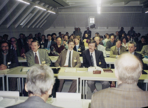 
Blick ins Publikum der Veranstaltung im Kloster Banz im Frühjahr 1993. Ganz rechts ist Udo Möhrstedt zu sehen, der das Symposium ins Leben rief, bis heute Chef von IBC Solar.

