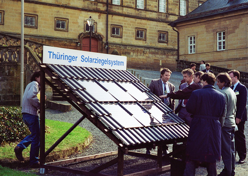 



Ausstellung im Innenhof des Klosters, Mitte der 90er-Jahre. Es war die Zeit der Solarpioniere, die ihre Produkte und Ideen oft in der Garage oder im Hinterzimmer realisierten. Auch die Computerbranche hat einmal so begonnen.

