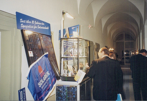 <p>
</p>

<p>
Der US-amerikanische Modulhersteller Solarex zeigte 1993 polykristalline Module, die 48 Watt leisteten. Damals steckte die Massenfertigung noch in den Kinderschuhen.
</p> - © Foto: OTTI

