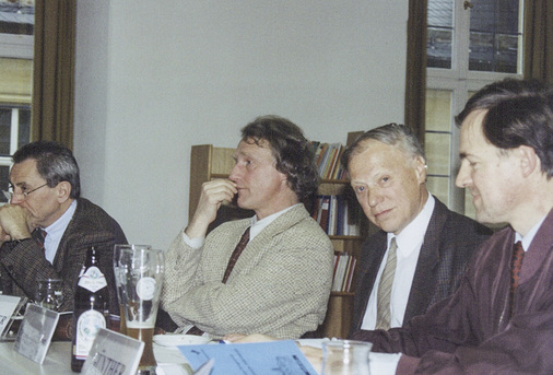 <p>
</p>

<p>
Das Leitungsteam in den 90ern: Udo Möhrstedt (IBC Solar), Professor Joachim Luther, Professor Adolf Goetzberger (beide Fraunhofer ISE) und Eckardt Günther (OTTI) führten das PV-Symposium zu großen Erfolgen.
</p> - © Foto: OTTI

