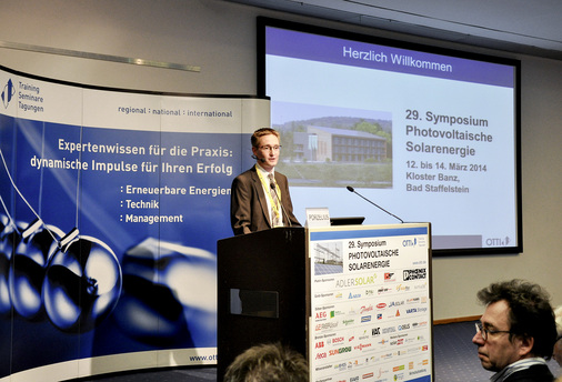 <p>
</p>

<p>
Im vergangenen Jahr eröffnete Bernd Porzelius die Veranstaltung, beim OTTI e. V. für das PV-Symposiumzuständig. Trotz der Krise kamen 750 Teilnehmer.
</p> - © Fotos: OTTI

