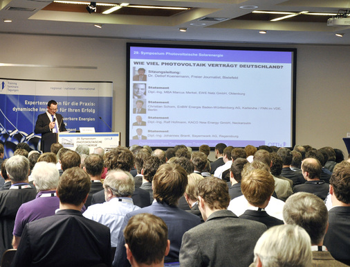 
Schnappschuss aus 2014: Die Antwort auf diese Frage wird auch in diesem Jahr heiß diskutiert, so viel ist sicher. Wir meinen: Deutschland verträgt – und braucht – mindestens 200 Gigawatt Photovoltaik.
