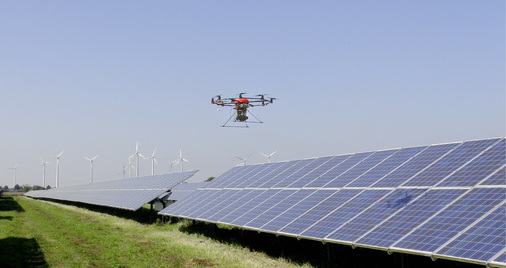 



Fast lautlos zieht der Oktokopter seine Runden über dem Solarpark Rödgen. Die Thermografiekamera liefert einen kompletten Wärmebildfilm des Solarparks.
