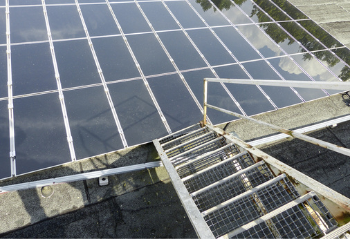 
Zugebaute oder fehlende Rettungswege sind ein grober Verstoß gegen geltende Bauregeln. Leider siehtman solche Installationsfehler sehr oft auf Photovoltaikdächern.



