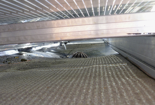 
Wenn die Dachabläufe einmal überbaut sind, ist die Wartung der Einbauten nicht mehr möglich. Das kannschwerwiegende Folgen für die Dachkonstruktion haben.



