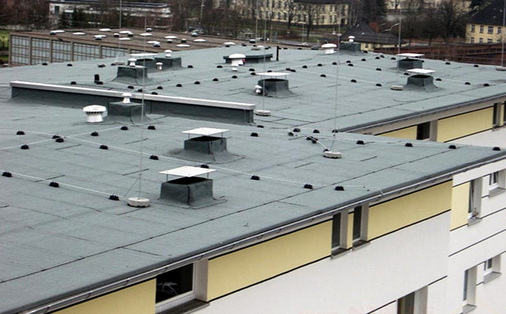 <p>
Nicht selten haben die Dächer von Gewerbebauten eine Vielzahl von speziellen Aufbauten und Durchdringungen. Sie sind für die sachgemäße Planung und Installation einer Photovoltaikanlage eine echte Herausforderung.
</p>

<p>
</p> - © Foto: Dachdeckerbetrieb Uwe Stolle

