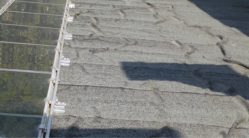 
Bevor auf diesem Dach ein Solargenerator installiert werden dürfte, sollte zunächst eine grundsätzliche Sanierung der Dachkonstruktion und der schadhaften Eindeckung erfolgen.



