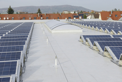 
Diese Anlage wurde ordentlich geplant und installiert. Allerdings fehlen auch hier spezielle Schutzbeläge für die Laufwege und ein Sicherungsseil für die PSA des Installateurs, beispielsweise zur Wartung und Durchsicht.



