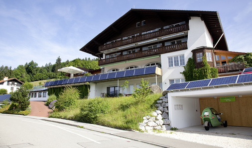 <p>
</p>

<p>
Ein umfassendes Energiekonzept hat Andreas Eggensberger für sein Hotel umgesetzt. Alle Verbraucher werden über einen Energiemanager gesteuert. Die erweiterte Photovoltaikanlage liefert ihren Strom zuerst in den hauseigenen Speicher mit einer Kapazität von 90 Kilowattstunden.
</p> - © Foto: Biohotel Eggensberger

