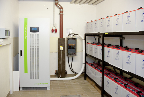 <p>
</p>

<p>
Der Energiemanager wurde von German PV gemeinsam mit dem italienischen Hersteller Riello entwickelt.Er leistet bei Stromausfällen auch die unterbrechungsfreie Stromversorgung bis zu mehreren Stunden.
</p> - © Foto: Biohotel Eggensberger

