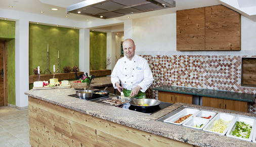 



Die Küche mit Lüftung, Kühlung, Herdplatten und elektrischen Geräten ist ein großer Verbraucher im Haus. Doch dank des Energiemanagers kann der Koch sich weiterhin auf sein Handwerk konzentrieren.
