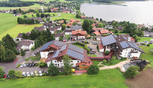



2010 wurde die erste Photovoltaikanlage auf dem Hotel installiert, damals noch mit Volleinspeisung. Mit der Erweiterung des Hotels und der zusätzlichen Anlage wurde der Eigenverbrauch ein Thema und mit ihm alle Energieströme im Haus.
