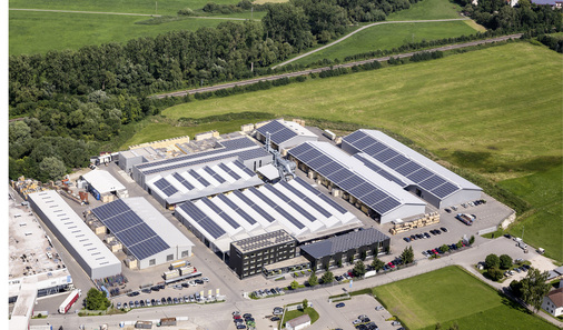 



Luftaufnahme des Firmengeländes in Riedlingen. Das Unternehmen nutzt seine Dächer konsequent, um Solarstrom für die Eigenversorgung zu erzeugen.
