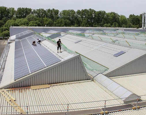 <p>
</p>

<p>
Die Dachkonstruktion ist nicht einfach, dennoch wurde die Halle mit Photovoltaik belegt.Denn die Montage auf Metallstehfalzdächern ist technisch kaum ein Problem.
</p> - © Foto: Linzmeier

