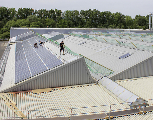 



Die Dachkonstruktion ist nicht einfach, dennoch wurde die Halle mit Photovoltaik belegt.Denn die Montage auf Metallstehfalzdächern ist technisch kaum ein Problem.
