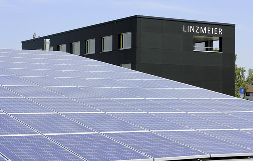 



Das Bürogebäude und sämtliche Hallen auf dem Firmengelände wurden wärmegedämmt. Je weniger Energiedie Gebäude benötigen, desto effizienter ist die Eigenversorgung beispielsweise mit Sonnenstrom.
