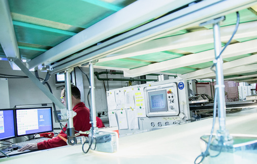 



In der weitgehend automatisierten Fertigung wurde wertvolle Energie eingespart. Rationalisierung, energetische Modernisierung und Eigenstromverbrauch fließen bei Linzmeier in ein Gesamtkonzept ein.
