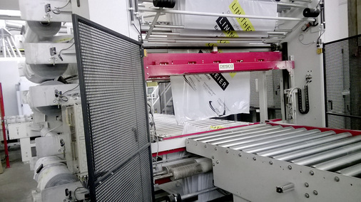 



Die Verpackung der Dämmplatten und der anderen Bauprodukte wurde von Schrumpffolien auf Straffpackungen umgestellt. Dadurch sank der Energiebedarf allein bei diesem Prozess um 90 Prozent.
