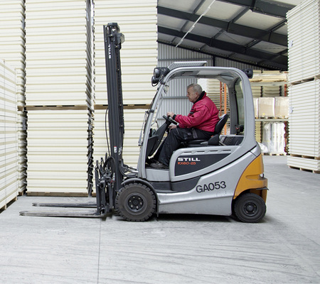 



Um den solaren Eigenverbrauch zu erhöhen, bieten sich elektrische Gabelstapler an. Die Umstellung vonTransportmitteln mit Verbrennungsmotor auf Traktionsbatterien senkt auch die Kosten erheblich.
