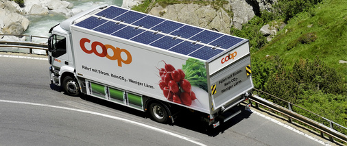 
Bloß gut, dass die Schweiz so schöne Berge hat. Dann kann man den solaren E-Brummi nämlich auch von oben sehen.



