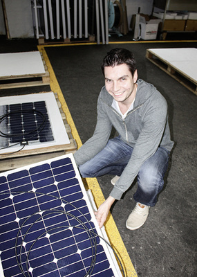 
Kristalline Laminate für den Container des Brummi: Der Hersteller in Sachsen nutzt Glasfiber als Substrat.



