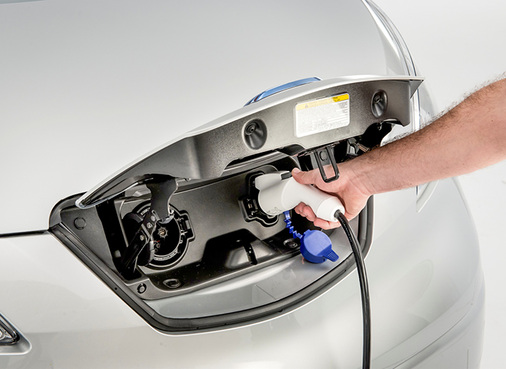 
Das Fahrzeug ist vollelektrisch, es wird nur durch eine Batterie versorgt.Die Aufladung erfolgt über Typ-2-Stecker.
