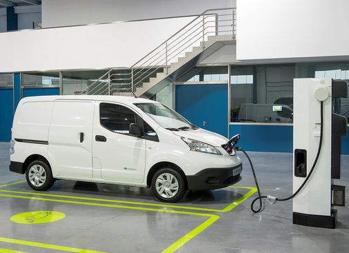 <p>
Die Stromversorgung des Fahrzeugs lässt sich sehr leicht in einer Halle,
</p>

<p>
unter einem Vordach oder gänzlich im Freien installieren.
</p>