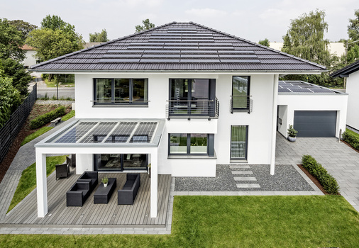 
Besonders im hochwertigen Fertighausmarkt sucht Nelskamp seine Kunden. Einer der Partner ist Weberhaus, das auch eines seiner Musterhäuser mit dem System MS5 PV ausgestattet hat.



