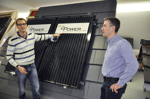 
Christian Bremer (re.), Solarverantwortlicher bei Nelskamp, und Frank Engelmann (li.), Schulungsleiter, verweisen auf die individuelle und passgenaue Auslegung des Pufferspeichers, um die Vorzüge des 2Power-Systems voll auszunutzen.




