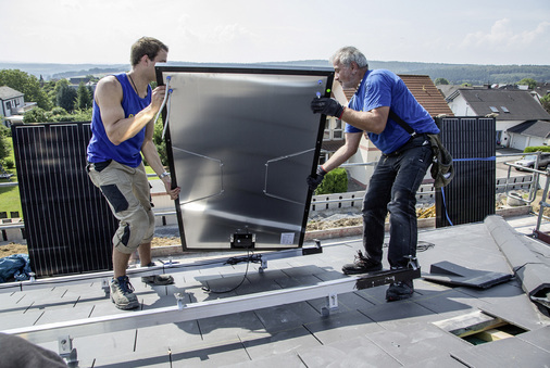 
Auch beim System 2Power setzt Nelskamp auf hybrid. Hinter dem monokristallinen Laminat liegt ein Vollflächenwärmetauscher.




