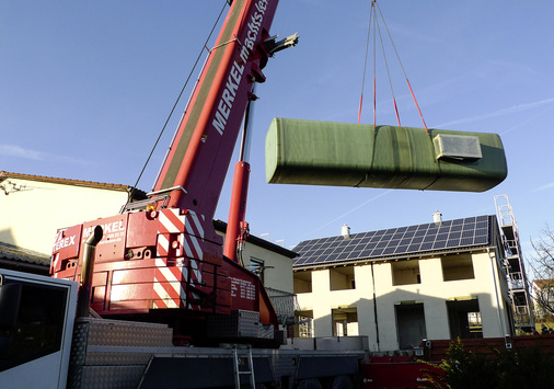 
Der thermische Großspeicher aus glasfaserverstärktem Kunststoff wird als komplettes Bauteil auf die Baustellegeliefert. Dort wird er hydraulisch in die Gebäudeversorgung eingebunden.



