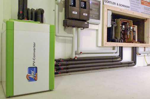 
Blick in den Heiztechnikraum mit dem 2Max-Converter und dem sogenannten Technikdommit der Anlagensteuerung.



