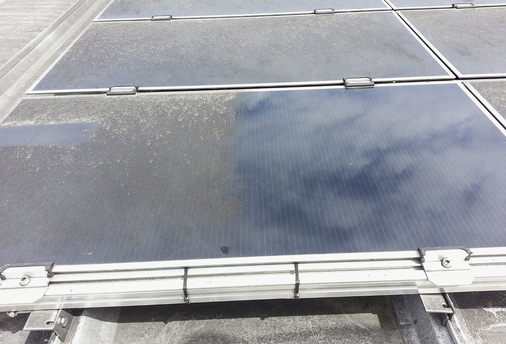 



Kleine Quizfrage: Welche Seite dieses Solarmoduls ist noch funktionsfähig, oder besser gesagt: wieder funktionstüchtig? Offensichtlich liegen die Module zu flach, Niederschläge können den Schmutz nicht abwaschen.
