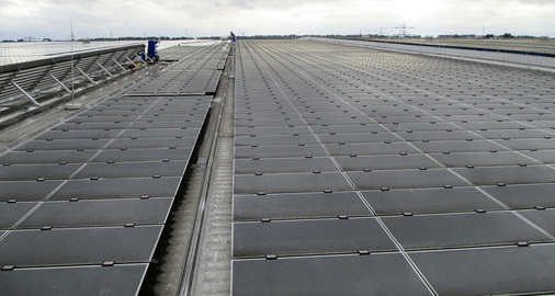 



Obwohl die Dünnschichtmodule ungerahmt sind und das Regenwasser gut abfließen kann,verschmutzen solche Anlagen unter Umständen sehr stark.
