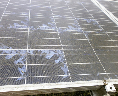 



Man erkennt sehr gut, dass sich durch die mangelnde Aufständerung der Schmutz auf den Modulen absetzt.
