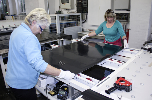 



Der Nachbau von Solarpaneelen nach den Vorgaben der Kunden ist sehr aufwendig.Handarbeit dominiert, jeder Griff muss sitzen.
