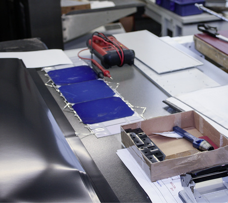 



Wie auch in der Fertigung neuer Module üblich werden die Solarzellen aus Asien importiert.Zellformate mit fünf oder sechs Zoll sind möglich, poly oder mono.
