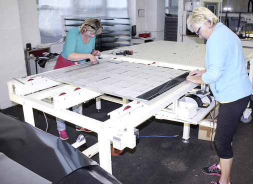 



Der Aufwand für den Nachbau lohnt sich nur, wenn es sich um kleinere Schäden und Einzelmodule handelt.



Andernfalls kann es wirtschaftlich sein, die Module durch neue Standardpaneele zu ersetzen.
