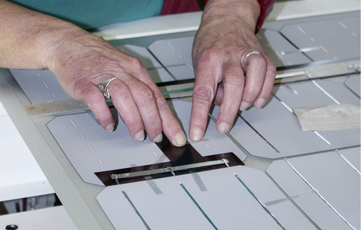 <p>
</p>

<p>
Geschick und Präzision kennzeichnen die Arbeit in der Manufaktur. Auf den Millimeter genau muss das Sandwich sitzen, bevor es in den Laminator kommt.
</p> - © Foto: Heiko Schwarzburger

