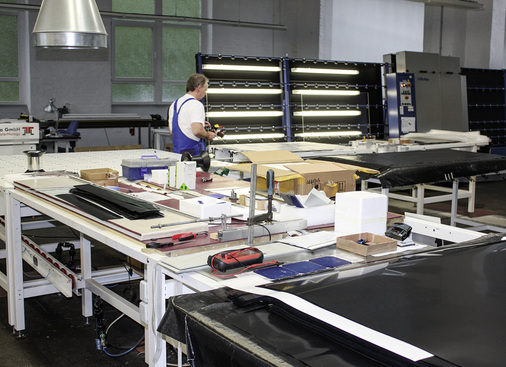 



Blick in die Reparaturwerkstatt: Eine Fülle verschiedener Materialien und Bauteile ist vorzuhalten,um die Aufträge der Kunden möglichst zeitnah zu erfüllen.
