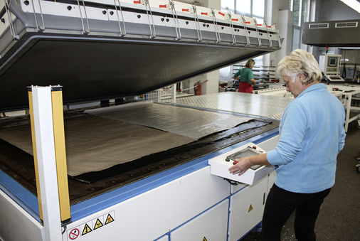 



Im Laminator wird das Komposit gebacken, um die Solarzellen zwischen den Folien wasserdicht einzuschweißen. Denn auch auf nachgebaute Module gibt es Gewährleistung.
