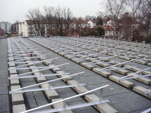 <p>
</p>

<p>
Vor der Auflage der Solarmodule sind die Gestelle vorschriftsmäßig montiert und mit Betonplatten ballastiert.Die Steine liegen auf speziellen Schutzmatten, um das Dach zu schonen.
</p> - © Foto: Wolfgang Schröder


