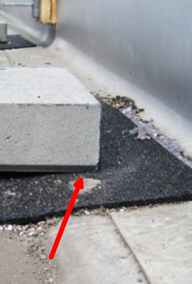 



Diese Punktbelastung ist nicht zulässig. Hier drückt der Stein auf den erhöhten Randbereich des Daches. 
