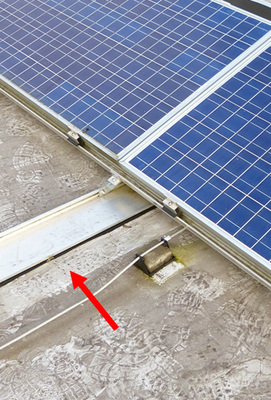 



Der helle Streifen markiert, wie sich die Auflagedieses Leichtbausystems verschoben hat. 
