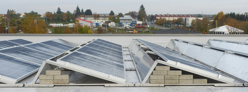 



Diese Pflastersteine sind ungesichert und aufgeschichtet. Auch weist die unterschiedliche Anzahl darauf hin, dass diese Anlage nicht sorgfältig durchgerechnet und installiert wurde. Bloßes Augenmaß reicht nicht aus.

