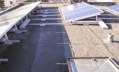 



Bei dieser Anordnung sind die Beschwerungen unterschiedlich angeordnet. Mit professionellen Auslegungund Montage hat das nichts zu tun.
