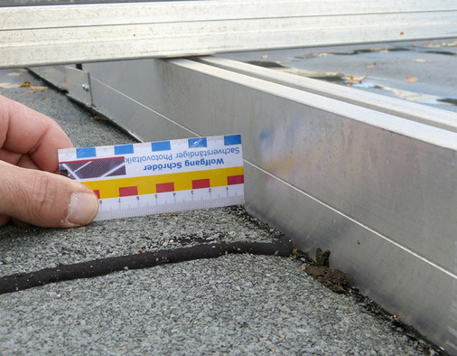 



Hier wird die Dachdichtungsbahn deutlich eingedrückt. Offensichtlich wurden die Auflastennicht ausreichend verteilt und abgefangen.
