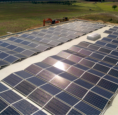 



Geschlossenes Ost-West-System auf einer Fabrikhalle: Ausreichend Wartungsgänge sind vorgesehen.Noch fehlt der Blitzschutz mit den Ableitern und den Fangstangen.
